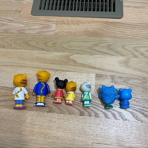 Daniel Tiger Figure Set Mom Dad Owl Elaina Toys PBS - Picture 3 of 3